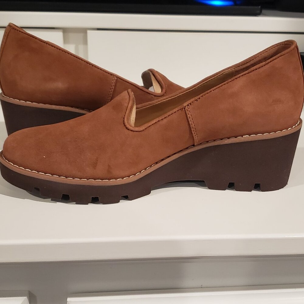 Vionic Tan and Brown Flats with Comfort and Style - Picture 3 of 7